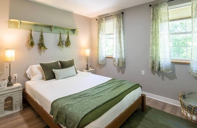 Cozy Lake House - French Riviera-Style - Sleeps 8!
