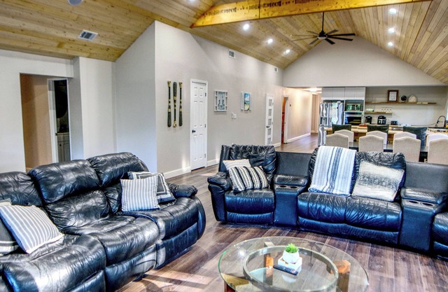 Cozy lake side villa for family getaway. Pet-friendly