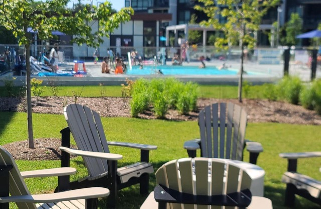 Cozy Lake Simcoe 2 bedroom condo with a garden walkout to the boardwalk/Pier.