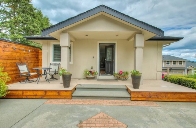 !Cozy Lake Tapps guesthouse with Fireplace!