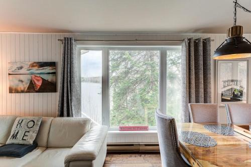 Cozy Lakefront Chalet near Magog