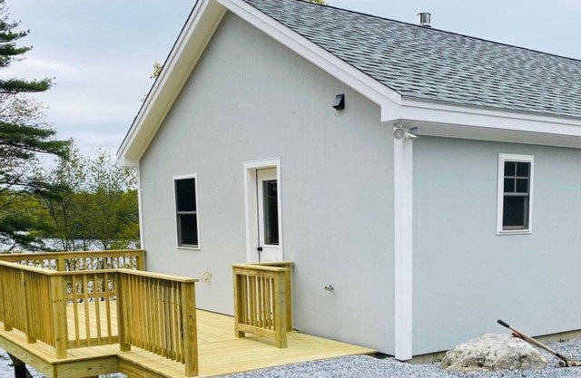 Cozy Lakefront Cottage with Stunning Views, Deck, BBQ Grill, and Outdoor Firepit