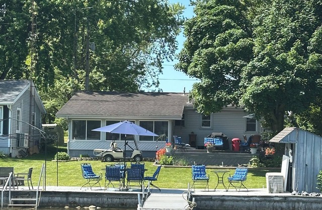 Cozy Lakefront Getaway with 3 kayaks, in Hillsdale County, Bird Lake Michigan.