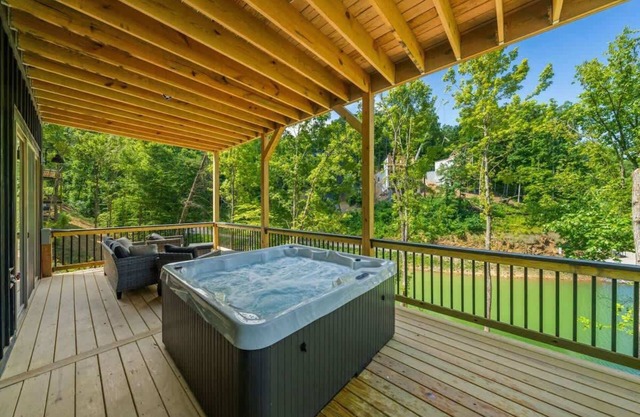 Cozy Lakefront Cabin/Hot Tub/Lake Access
