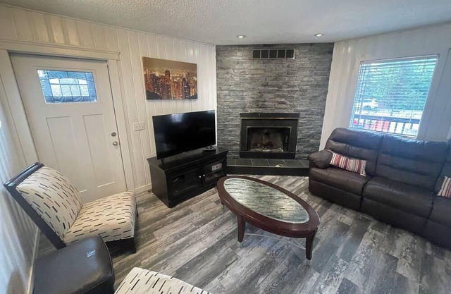 Cozy lakeshore cabin block from lake