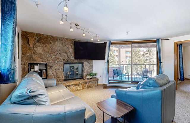 Cozy Lakeside Condo with Hot Tub, Pool, Stunning Views & Ski Resort Access