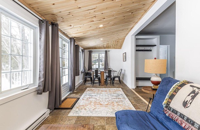 Cozy Lakeside Cottage