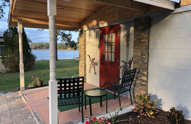 Cozy Lakeside Cottage