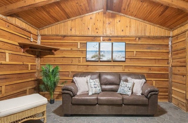 Cozy Lakeside Suite- 2BR hotel room by the lake- Texoma Shores Resort