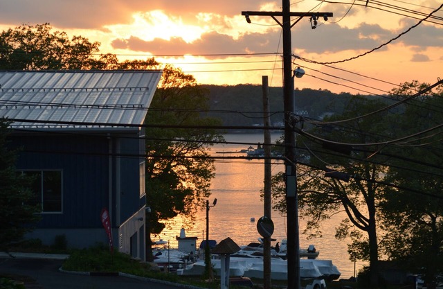 Cozy Lakeview Cottage minutes from water adventures, farms, wineries, & skiing!