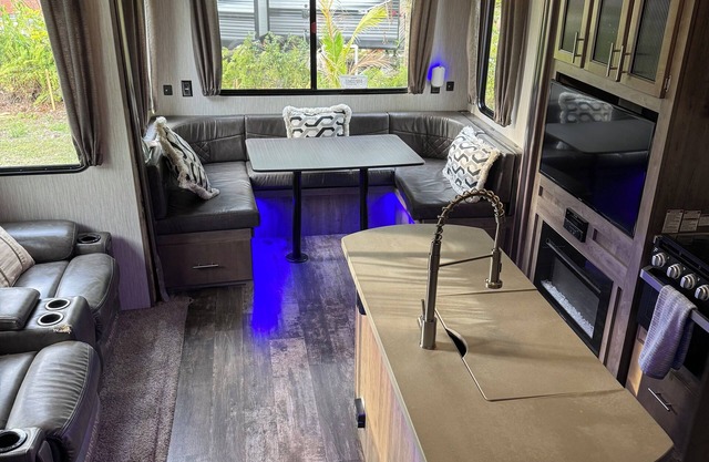 Cozy, Large RV in Pleasant Fort Myers with AC, Free WiFi by Park and River