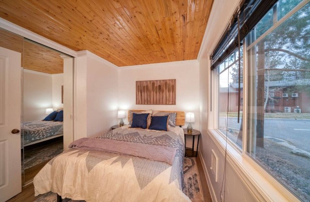 Cozy Lodge 1 BR w Kitchen/Living Room!