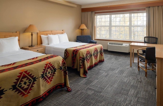 Cozy Lodge-Styled Room w/Comfortable Bed & Keurig Coffee Maker