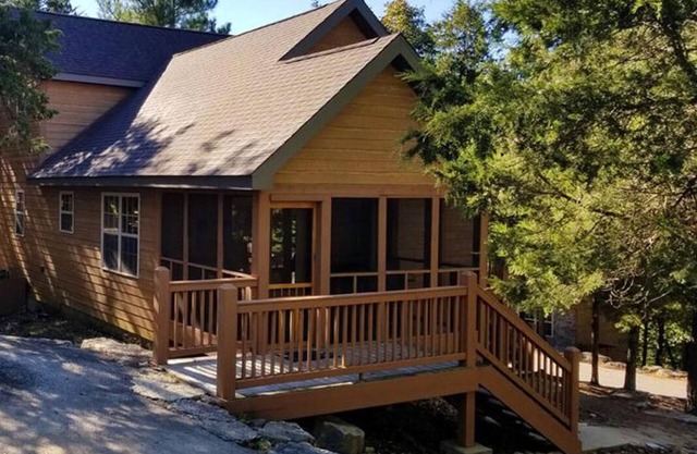 Cozy Lodge with private hot tub in gated golf resort near Silver Dollar City