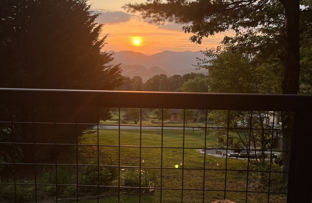 Cozy Log Cabin - 7.5 miles from Downtown Boone NC/App St/Pet Friendly