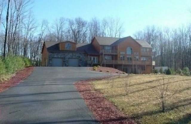 Cozy Log Home Sleeps 10