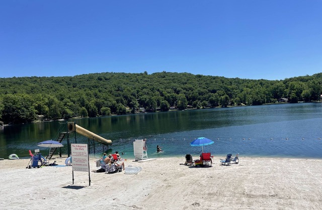 Cozy log lake cottage (Sleeps 6), No pet fee.