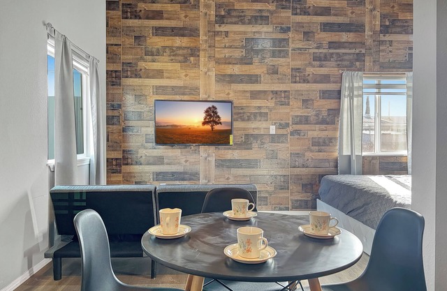 Cozy, Lux 1-bedroom apartment close to i10, Sprouts, & Fountains