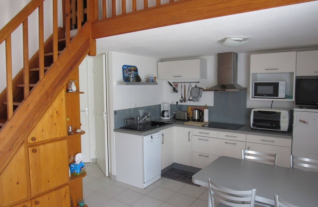 Cozy Maisonette with Pool, Terrace, and Parking Near La Faute-sur-Mer Beaches