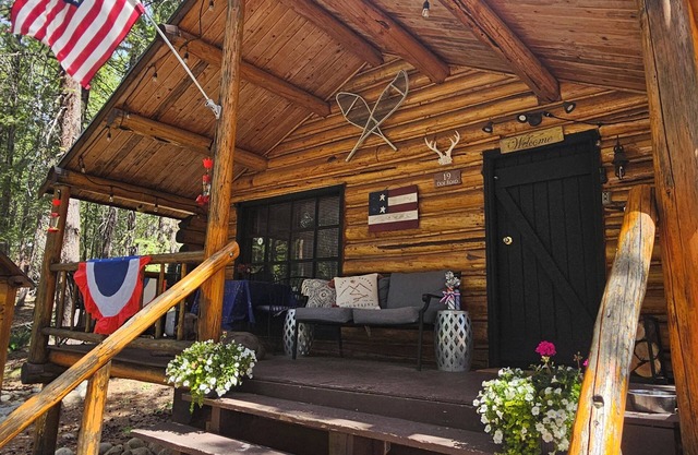 Cozy Mazama cabin nestled in the woods in the North Cascade Pet Friendly!