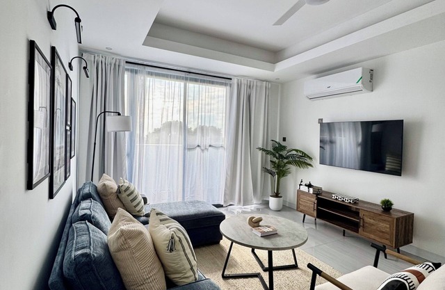 Cozy, modern, chic 1-bedroom apartment with AC, rooftop pool and gym in Kingston