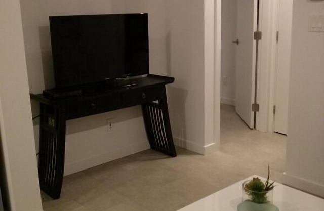 Cozy Modern Suite In The Heart Of Main Street (MINIMUM 90 DAYS)