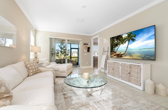 Cozy Modern Sunny Haven w. 5 Star Amenities