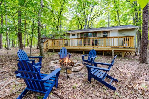 Cozy & Modern w Hot Tub, Fire Pit, Grill & Pond