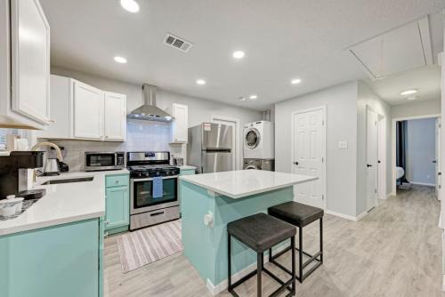 Cozy Modernized Home - Minutes to Downtown-AUS