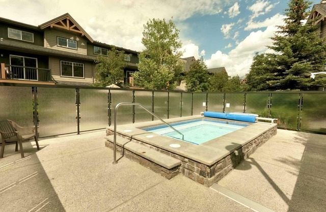 Cozy mountain retreat - Outdoor Hot Tub Access.