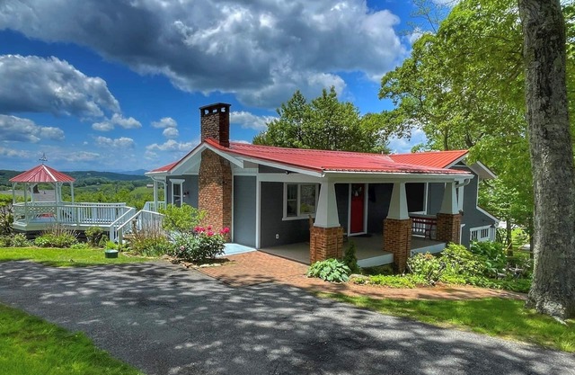 Cozy mountain cottage off the Blue Ridge Parkway with Grandfather Mountain views