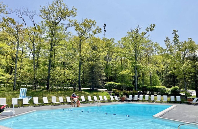 🌲⛰️ Cozy Mountain Retreat - Pool Access, Pet Friendly & More!