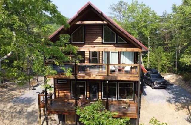 Cozy mountain retreat on Wears Valley, Modern Rustic Cabin!