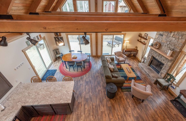 Cozy Mountain Retreat w/Hot Tub & Fire Pit