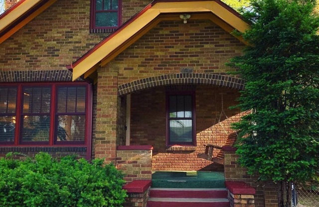 Cozy N Clean Brick Bungalow Dundee- Best Porch Swing in the metro!