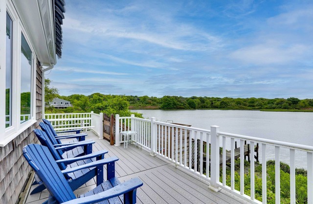 Cozy Narragansett Cottage w/Dock & Outdoor Shower