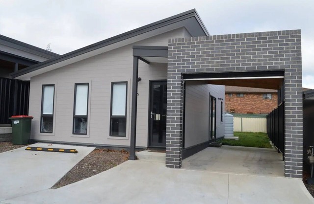 Cozy new 3 bedroom villa in secure complex.
