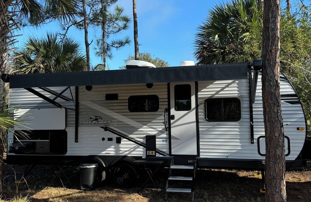 Cozy New Camper on Lake Front with access to fishing