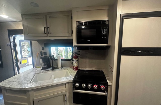 Cozy new RV steps from beautiful Lake Huron