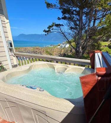 Cozy Oceanview! by OceanviewHotTubs Oceanfront! Shelter Cove, CA Tesla EV station