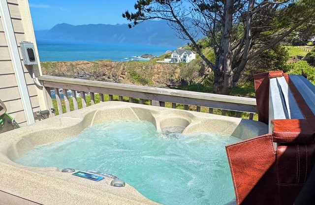 Cozy Oceanview!by OceanviewHotTubs Tesla Charging Oceanfront! Shelter Cove, CA