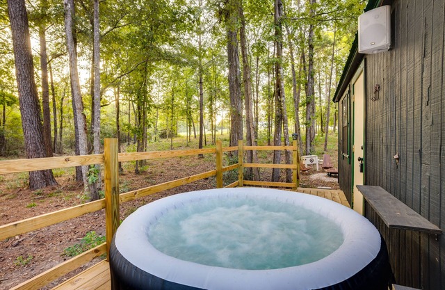Cozy Onalaska Cabin ~ 2 Mi to Lake Livingston!