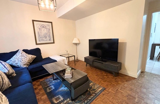Cozy One Bedroom Basement Apt with Free Parking