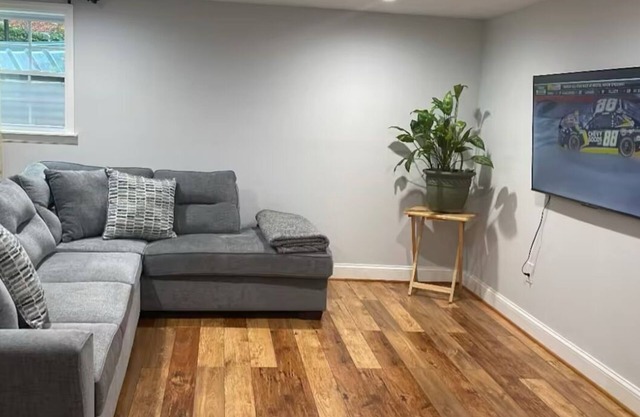 Cozy one bedroom apartment in charming Home in Silver Spring with WiFi