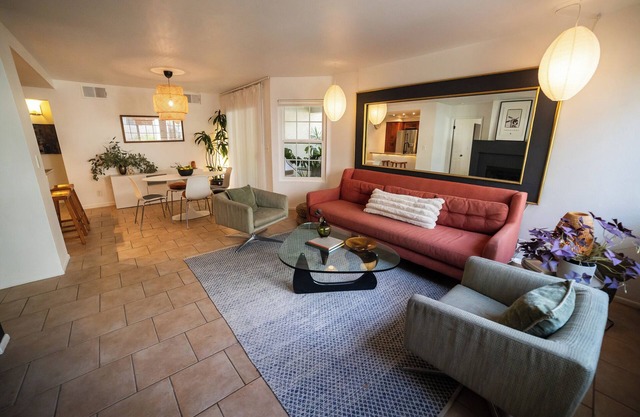 Cozy, Peaceful 2-bedroom condo Near Malibu, mid-term Rental