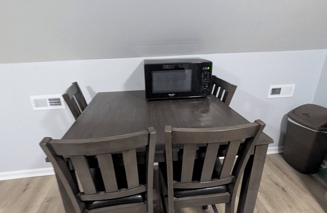 Cozy, pet-friendly, 1-bedroom apartment in Oak Ridge with AC
