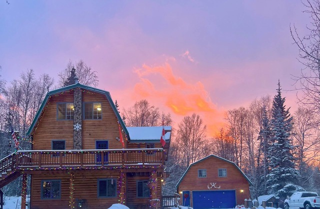 Cozy pet friendly cabin on creek with WiFi near Anchorage