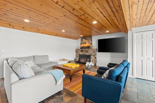 Cozy Pet-Friendly Condo l Pool l Dock l Walk to Parks
