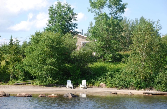 Cozy & Pet-friendly Lakefront Cottage