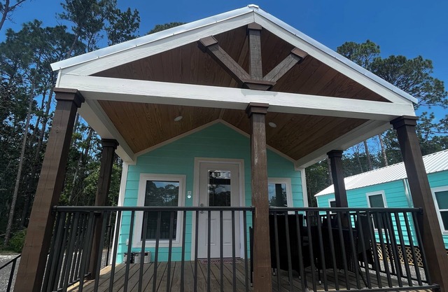 Cozy pet friendly 2-bedroom cabin in Steinhatchee, FL